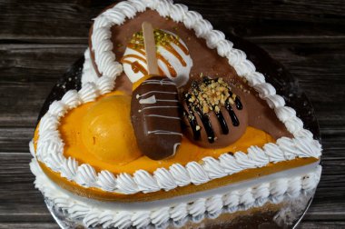 Dondurma ve çeşitli aromalı dondurmalar. Dondurma ve krema içinde kek katmanı olan çeşitli tatlar. Üzerinde karamel sosu olan mango, vanilya ve çikolata.