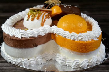 Dondurma ve çeşitli aromalı dondurmalar. Dondurma ve krema içinde kek katmanı olan çeşitli tatlar. Üzerinde karamel sosu olan mango, vanilya ve çikolata.