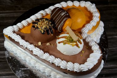 Dondurma ve çeşitli aromalı dondurmalar. Dondurma ve krema içinde kek katmanı olan çeşitli tatlar. Üzerinde karamel sosu olan mango, vanilya ve çikolata.