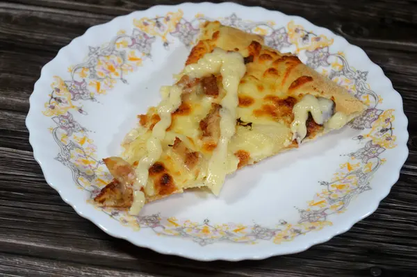 Dilimlenmiş tavuk parçaları, mozzarella peyniri, zeytinyağı, taze otlar, çiftlik sosu, domates sosu, İtalyan mutfağı pizzası, seçici odak noktası.