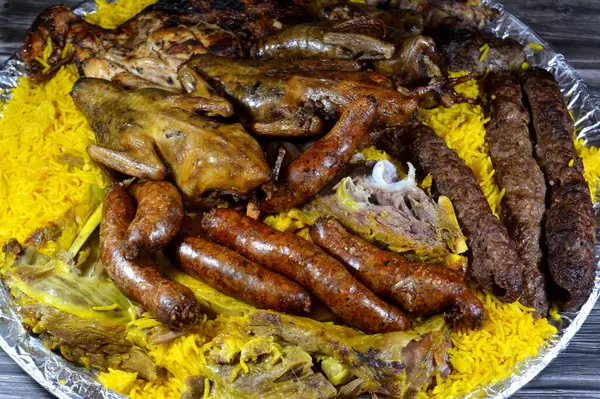 Mısırlı Hamam Mahshi veya güvercin dolması, Kufta bifteği, kofta şiş kıyma, Basmati pilavı, ızgara tavuk, kuzu eti ve pirzola, doldurulmuş mumya sosisi.