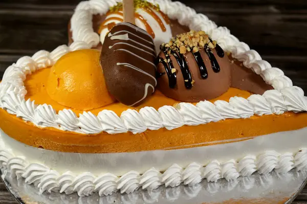 Dondurma ve çeşitli aromalı dondurmalar. Dondurma ve krema içinde kek katmanı olan çeşitli tatlar. Üzerinde karamel sosu olan mango, vanilya ve çikolata.