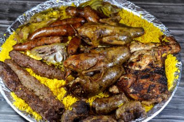 Mısırlı Hamam Mahshi veya güvercin dolması, Kufta bifteği, kofta şiş kıyma, Basmati pilavı, ızgara tavuk, kuzu eti ve pirzola, doldurulmuş mumya sosisi.