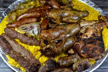 Mısırlı Hamam Mahshi veya güvercin dolması, Kufta bifteği, kofta şiş kıyma, Basmati pilavı, ızgara tavuk, kuzu eti ve pirzola, doldurulmuş mumya sosisi.