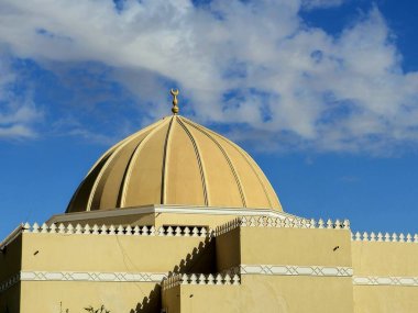 Mavi gökyüzünde yeni bir caminin kubbesi ve gün ışığında bulutlar, Müslümanlar için ibadet ve ibadet yeri olan mescidler, Kabe 'deki ibadetin yapıldığı günde beş kez yapıldığı yer.