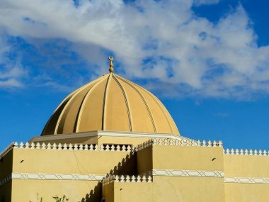 Mavi gökyüzünde yeni bir caminin kubbesi ve gün ışığında bulutlar, Müslümanlar için ibadet ve ibadet yeri olan mescidler, Kabe 'deki ibadetin yapıldığı günde beş kez yapıldığı yer.