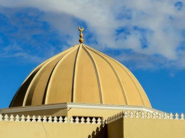 Mavi gökyüzünde yeni bir caminin kubbesi ve gün ışığında bulutlar, Müslümanlar için ibadet ve ibadet yeri olan mescidler, Kabe 'deki ibadetin yapıldığı günde beş kez yapıldığı yer.