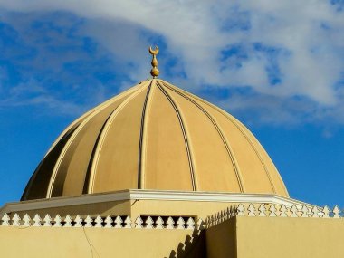 Mavi gökyüzünde yeni bir caminin kubbesi ve gün ışığında bulutlar, Müslümanlar için ibadet ve ibadet yeri olan mescidler, Kabe 'deki ibadetin yapıldığı günde beş kez yapıldığı yer.