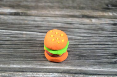 Hamburger sandviçi kuru hava kilinden yapılır çocuklar için eğlenceli parçalar modelleme, yaratıcı sanat renkli zanaat, eğitimsel, oyun ve küçük çocukların yaratıcılığı, çocuk aktiviteleri için hamur oyunu