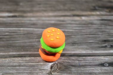 Hamburger sandviçi kuru hava kilinden yapılır çocuklar için eğlenceli parçalar modelleme, yaratıcı sanat renkli zanaat, eğitimsel, oyun ve küçük çocukların yaratıcılığı, çocuk aktiviteleri için hamur oyunu
