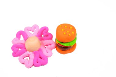 Hamburger sandviçi şekilleri ve kuru hava kilinden yapılan çiçekler çocuklar için eğlenceli parçalar, yaratıcı sanat renkli sanatlar, eğitici, oyun ve çocukların yaratıcılığı, çocuklar için hamur oynamak.