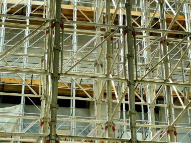 İslam 'ın en önemli camii olan Kutsal Cami, Mekke' deki Mekke, Suudi Arabistan 'daki Kabe' yi çevreleyen bir inşaat alanının içindeki iskeledir.