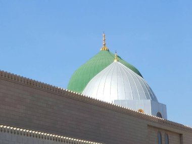 Hz. Peygamber 'in Camii' nin dış ve kubbeleri ya da iki kutsal caminin koruyucusunun yetki alanına giren büyük bir hac yeri olan El Nabawi Mescid-i Haram.