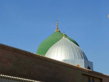 Hz. Peygamber 'in Camii' nin dış ve kubbeleri ya da iki kutsal caminin koruyucusunun yetki alanına giren büyük bir hac yeri olan El Nabawi Mescid-i Haram.