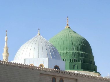 Hz. Peygamber 'in Camii' nin dış ve kubbeleri ya da iki kutsal caminin koruyucusunun yetki alanına giren büyük bir hac yeri olan El Nabawi Mescid-i Haram.