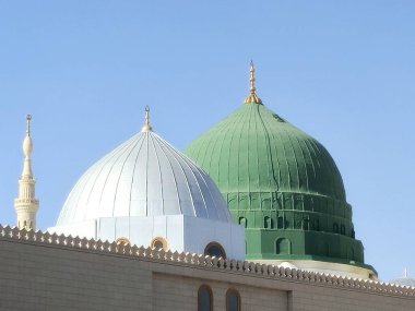 Hz. Peygamber 'in Camii' nin dış ve kubbeleri ya da iki kutsal caminin koruyucusunun yetki alanına giren büyük bir hac yeri olan El Nabawi Mescid-i Haram.