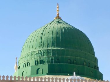 Peygamber 'in Camii' nin Yeşil Kubbesi ya da El-Nabawi, İslami peygamber Muhammed 'in mezarlarının üzerine inşa edilmiş yeşil renkli bir kubbe ve Birinci 2 İslam Halifesi Ebu Bekir ve Ömer.