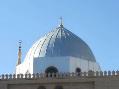 Hz. Peygamber 'in Camii' nin gümüş kubbesi ya da Suudi Arabistan 'daki iki kutsal camiinin koruyucusunun yetki alanına giren Madinah şehrinin büyük hac mekanı El-Nabawi.