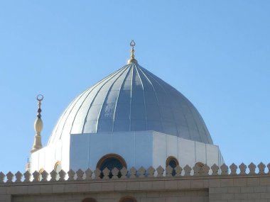 Hz. Peygamber 'in Camii' nin gümüş kubbesi ya da Suudi Arabistan 'daki iki kutsal camiinin koruyucusunun yetki alanına giren Madinah şehrinin büyük hac mekanı El-Nabawi.