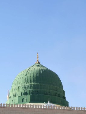 Peygamber 'in Camii' nin Yeşil Kubbesi ya da El-Nabawi, İslami peygamber Muhammed 'in mezarlarının üzerine inşa edilmiş yeşil renkli bir kubbe ve Birinci 2 İslam Halifesi Ebu Bekir ve Ömer.