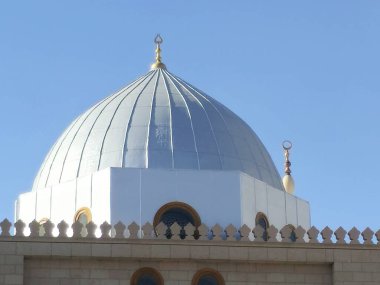 Hz. Peygamber 'in Camii' nin gümüş kubbesi ya da Suudi Arabistan 'daki iki kutsal camiinin koruyucusunun yetki alanına giren Madinah şehrinin büyük hac mekanı El-Nabawi.