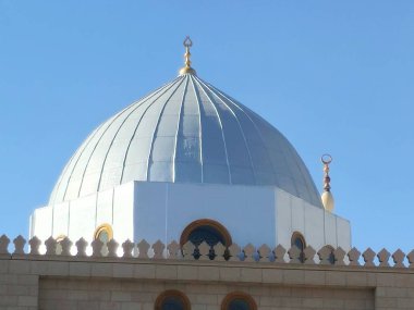 Hz. Peygamber 'in Camii' nin gümüş kubbesi ya da Suudi Arabistan 'daki iki kutsal camiinin koruyucusunun yetki alanına giren Madinah şehrinin büyük hac mekanı El-Nabawi.