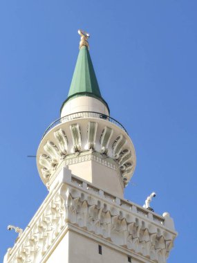Hz. Peygamber 'in Camii' nin yeşil tepesi ya da Suudi Arabistan 'daki İki Kutsal Cami' nin Muhafız Birliği 'nin yetki alanına giren Madinah şehrindeki büyük hac mekanı El Nabawi.