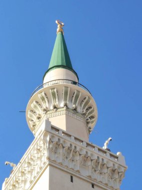 Hz. Peygamber 'in Camii' nin yeşil tepesi ya da Suudi Arabistan 'daki İki Kutsal Cami' nin Muhafız Birliği 'nin yetki alanına giren Madinah şehrindeki büyük hac mekanı El Nabawi.
