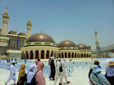 Mekke, Suudi Arabistan, 9 Haziran 2024: Büyük kutsal Makkah Camii 'nin kubbeleri, İslam' ın en önemli camii, Mekke, Suudi Arabistan 'daki Kabe' nin etrafını sarar.