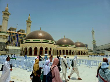 Mekke, Suudi Arabistan, 9 Haziran 2024: Büyük kutsal Makkah Camii 'nin kubbeleri, İslam' ın en önemli camii, Mekke, Suudi Arabistan 'daki Kabe' nin etrafını sarar.