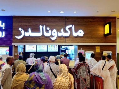 Mekke, Suudi Arabistan, 9 Haziran 2024: McDonald 's fast food restoranı, McDonald' s Corporation, Suudi Arabistan 'da Macdonald' s adlı çok uluslu bir Amerikan şirketidir.