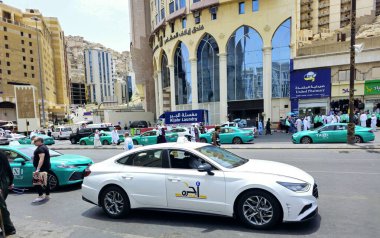 Mekke, Suudi Arabistan, 11 Haziran 2024: Mekke Makkah Taksisi, kutsal şehrin içinde ve dışında hacc sezonunda kiralanan bir araç olan taksiyi hac sezonu içinde ve dışında taşımak için kullanılır.
