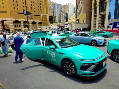 Mekke, Suudi Arabistan, 11 Haziran 2024: Mekke Makkah Taksisi, kutsal şehrin içinde ve dışında hacc sezonunda kiralanan bir araç olan taksiyi hac sezonu içinde ve dışında taşımak için kullanılır.