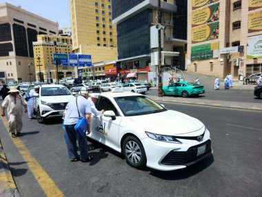 Mekke, Suudi Arabistan, 11 Haziran 2024: Mekke Makkah Taksisi, kutsal şehrin içinde ve dışında hacc sezonunda kiralanan bir araç olan taksiyi hac sezonu içinde ve dışında taşımak için kullanılır.