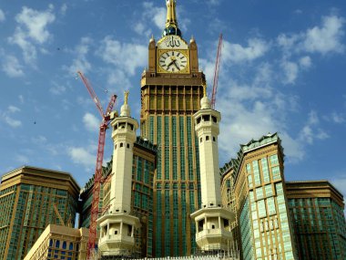 Mekke, Suudi Arabistan, 12 Haziran 2024: Kabe yakınlarındaki Saat Kuleleri, Mekke 'deki yedi gökdelen oteline ait bir devlet kompleksi, hacılara yardım amaçlı Kral AbdulAziz Bağış Projesi' nin bir parçası.