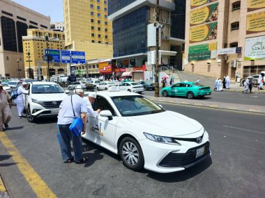 Mekke, Suudi Arabistan, 11 Haziran 2024: Mekke Makkah Taksisi, kutsal şehrin içinde ve dışında hacc sezonunda kiralanan bir araç olan taksiyi hac sezonu içinde ve dışında taşımak için kullanılır.