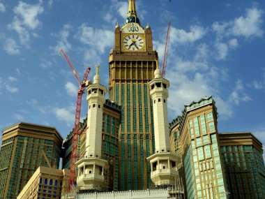 Mekke, Suudi Arabistan, 12 Haziran 2024: Kabe yakınlarındaki Saat Kuleleri, Mekke 'deki yedi gökdelen oteline ait bir devlet kompleksi, hacılara yardım amaçlı Kral AbdulAziz Bağış Projesi' nin bir parçası.