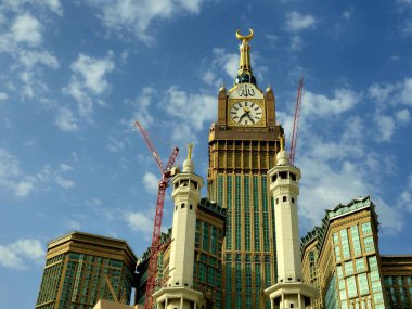 Mekke, Suudi Arabistan, 12 Haziran 2024: Kabe yakınlarındaki Saat Kuleleri, Mekke 'deki yedi gökdelen oteline ait bir devlet kompleksi, hacılara yardım amaçlı Kral AbdulAziz Bağış Projesi' nin bir parçası.