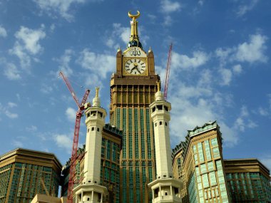 Mekke, Suudi Arabistan, 12 Haziran 2024: Kabe yakınlarındaki Saat Kuleleri, Mekke 'deki yedi gökdelen oteline ait bir devlet kompleksi, hacılara yardım amaçlı Kral AbdulAziz Bağış Projesi' nin bir parçası.