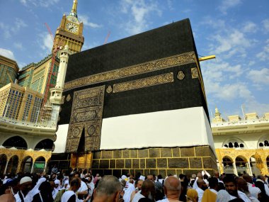 Mekke, Suudi Arabistan, 12 Haziran 2024: Beyaz giyimli İhram Kiswa Kabe 'si, Makkah' daki büyük camide, namaz kılma yönü, hacılar tarafından çevrelenmiş Tawaf.