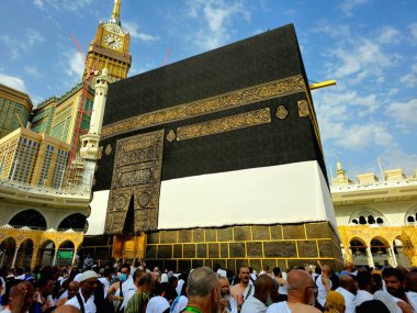 Mekke, Suudi Arabistan, 12 Haziran 2024: Beyaz giyimli İhram Kiswa Kabe 'si, Makkah' daki büyük camide, namaz kılma yönü, hacılar tarafından çevrelenmiş Tawaf.