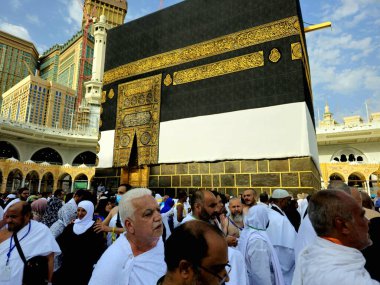 Mekke, Suudi Arabistan, 12 Haziran 2024: Beyaz giyimli İhram Kiswa Kabe 'si, Makkah' daki büyük camide, namaz kılma yönü, hacılar tarafından çevrelenmiş Tawaf.