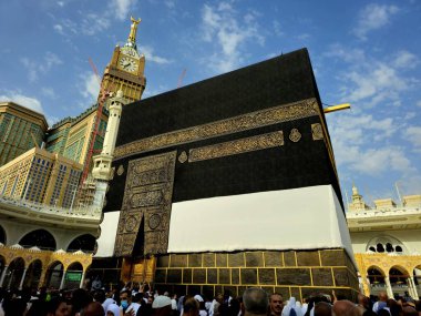 Mekke, Suudi Arabistan, 12 Haziran 2024: Beyaz giyimli İhram Kiswa Kabe 'si, Makkah' daki büyük camide, namaz kılma yönü, hacılar tarafından çevrelenmiş Tawaf.