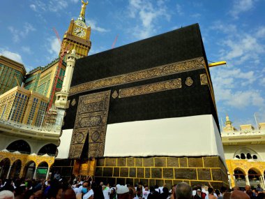 Mekke, Suudi Arabistan, 12 Haziran 2024: Beyaz giyimli İhram Kiswa Kabe 'si, Makkah' daki büyük camide, namaz kılma yönü, hacılar tarafından çevrelenmiş Tawaf.