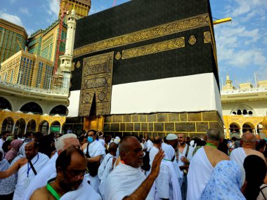 Mekke, Suudi Arabistan, 12 Haziran 2024: Beyaz giyimli İhram Kiswa Kabe 'si, Makkah' daki büyük camide, namaz kılma yönü, hacılar tarafından çevrelenmiş Tawaf.