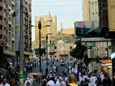 Mekke, Suudi Arabistan, 13 Haziran 2024: Makkah şehrinin sokakları, batı Suudi Arabistan 'ın Hejaz bölgesinin Mekke Eyaleti' nin başkenti ve İslam 'a göre Kabe' nin en kutsal şehri.