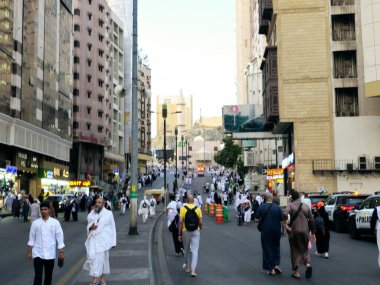 Mekke, Suudi Arabistan, 13 Haziran 2024: Makkah şehrinin sokakları, batı Suudi Arabistan 'ın Hejaz bölgesinin Mekke Eyaleti' nin başkenti ve İslam 'a göre Kabe' nin en kutsal şehri.