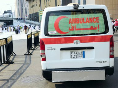 Mina, Mekke, Suudi Arabistan, 13 Haziran 2024: Seyyahlar için acil durum hizmetleri ambulansı, Suudi Arabistan Krallığı 'ndaki hacılar için Makkah şehrinde tıbbi bakım