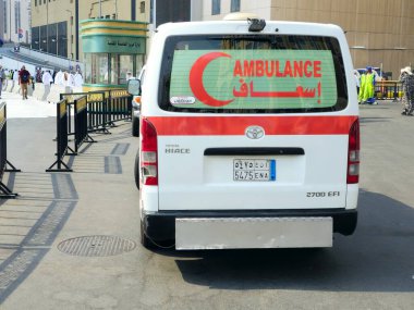 Mina, Mekke, Suudi Arabistan, 13 Haziran 2024: Seyyahlar için acil durum hizmetleri ambulansı, Suudi Arabistan Krallığı 'ndaki hacılar için Makkah şehrinde tıbbi bakım