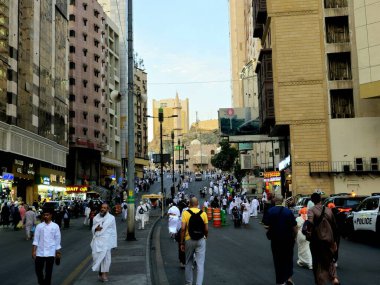 Mekke, Suudi Arabistan, 13 Haziran 2024: Makkah şehrinin sokakları, batı Suudi Arabistan 'ın Hejaz bölgesinin Mekke Eyaleti' nin başkenti ve İslam 'a göre Kabe' nin en kutsal şehri.